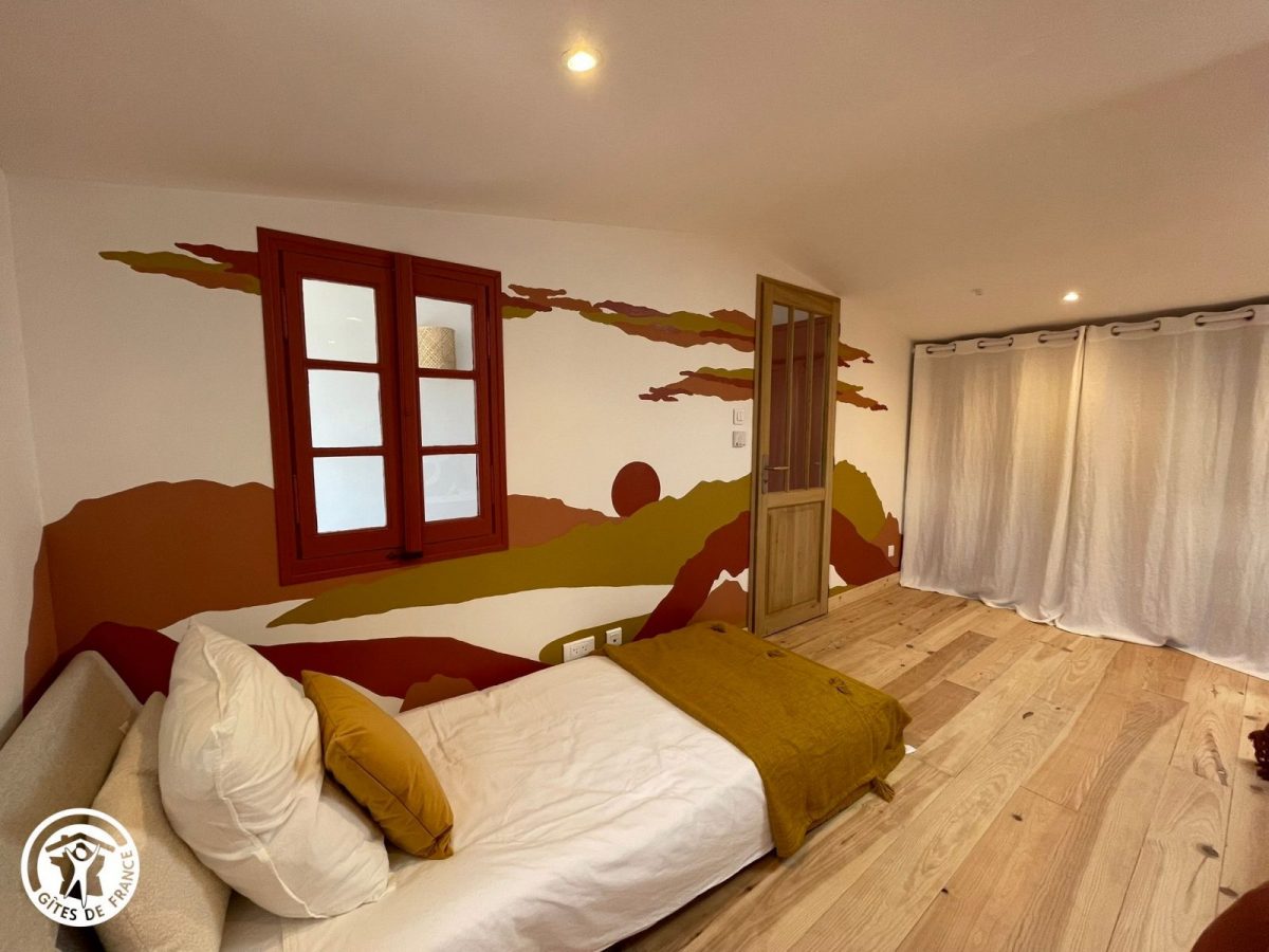 Gîte agréé Gîtes de France en Vendée : Chambre 2 (1 lit 160 + 1 fauteuil convertible 90)_11