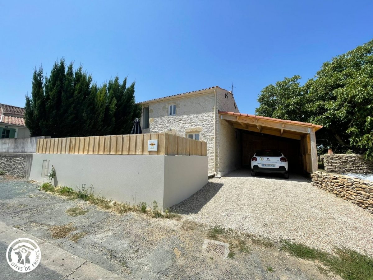 Gîte agréé Gîtes de France en Vendée : Façade et abri voiture_20