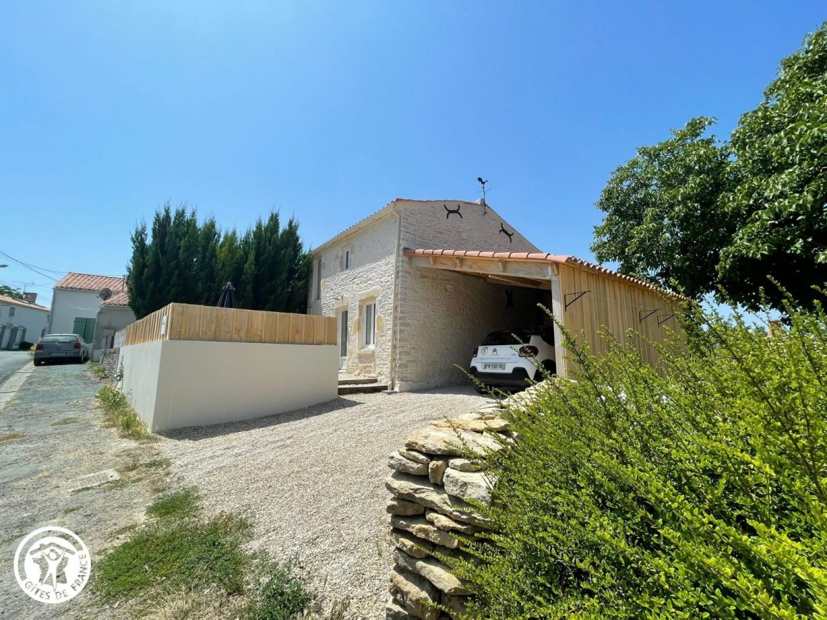 Gîte agréé Gîtes de France en Vendée : Façade et abri voiture_19