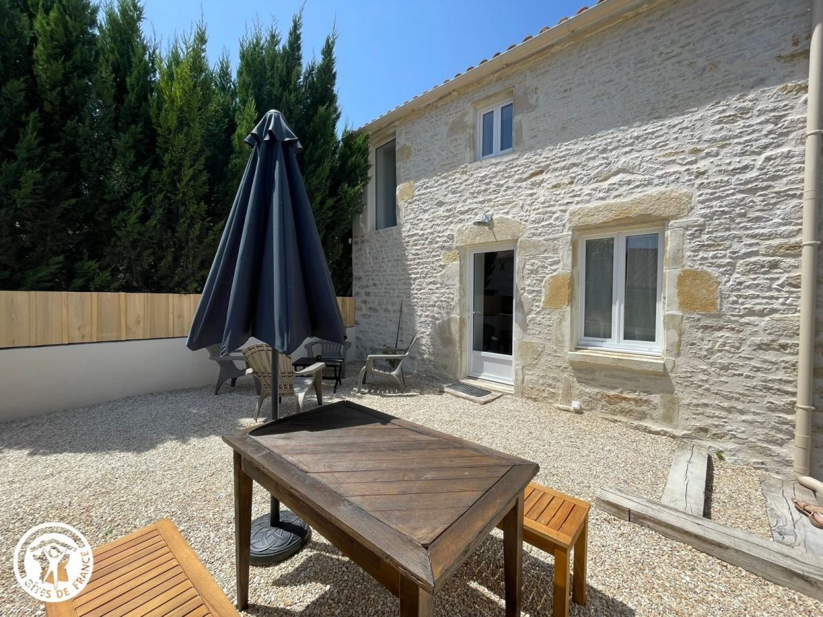 Gîte agréé Gîtes de France en Vendée : Façade et terrasse_5