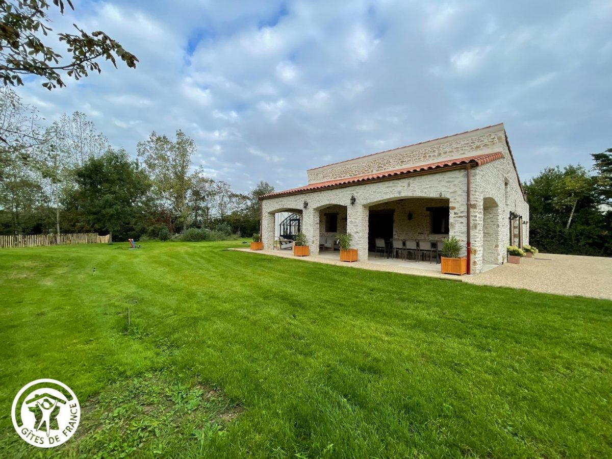Gîte agréé Gîtes de France en Vendée : Façade et terrain_24