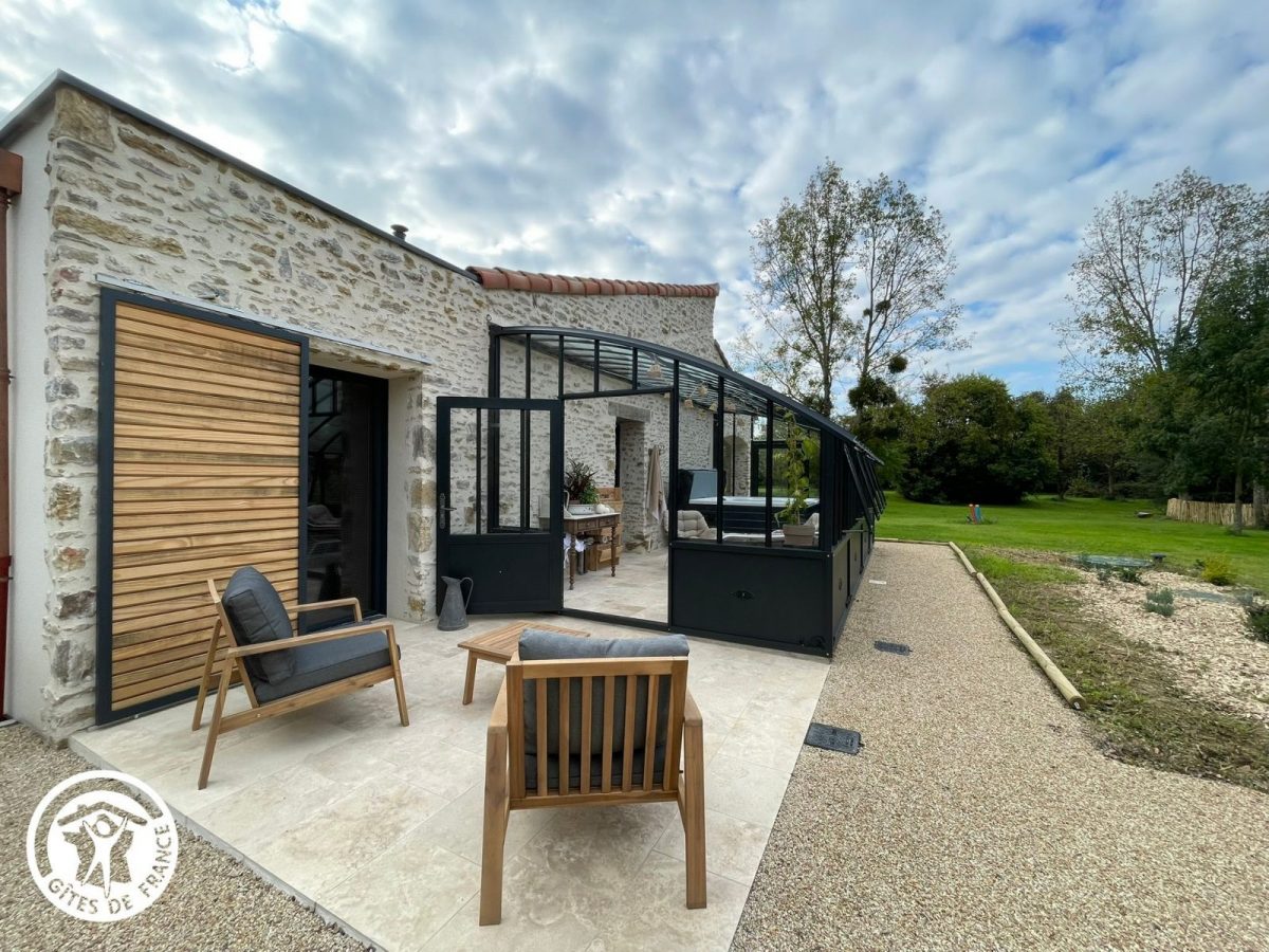 Gîte agréé Gîtes de France en Vendée : Terrasse côté serre_19