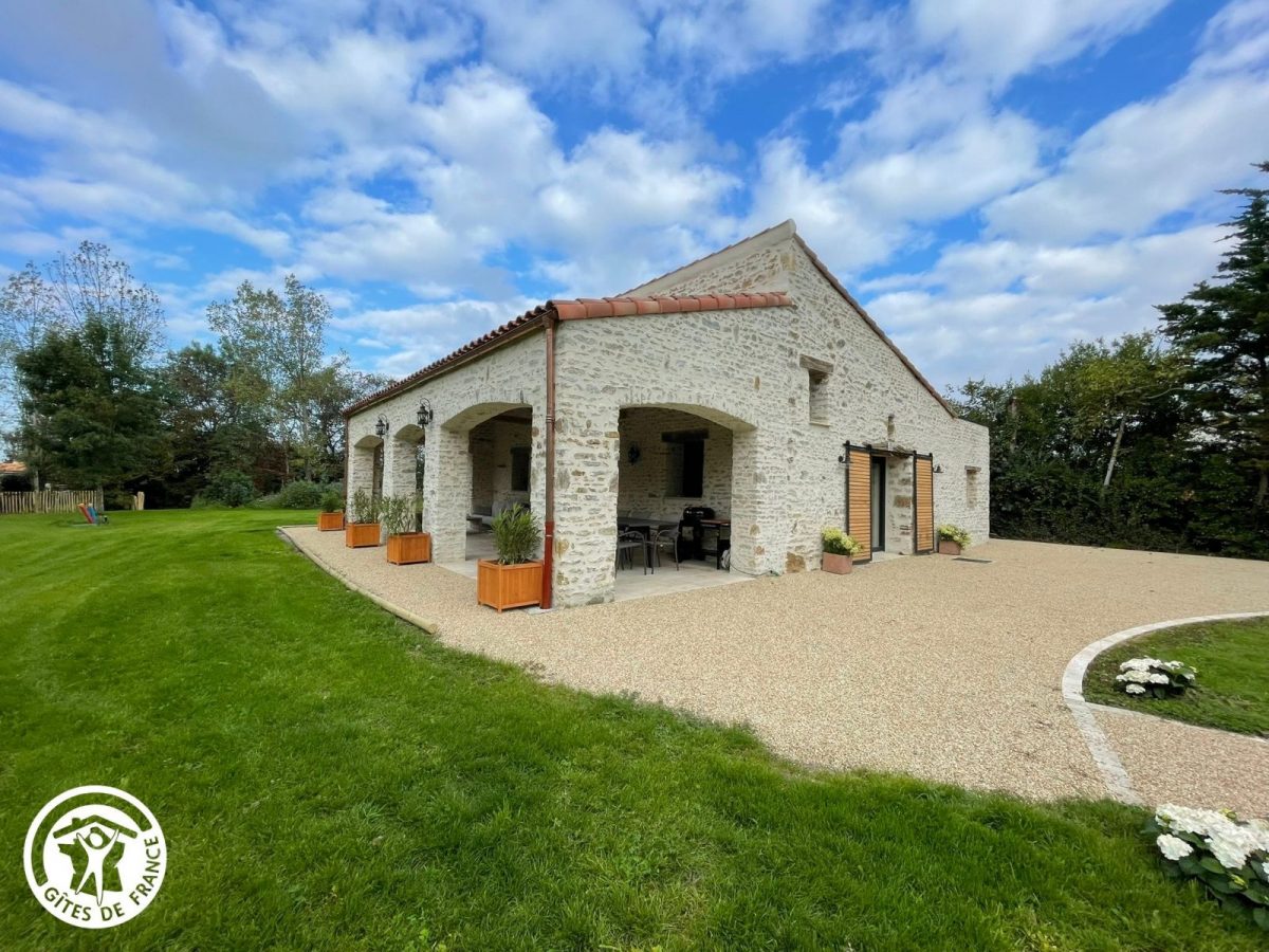 Gîte agréé Gîtes de France en Vendée : Façade et terrain_25