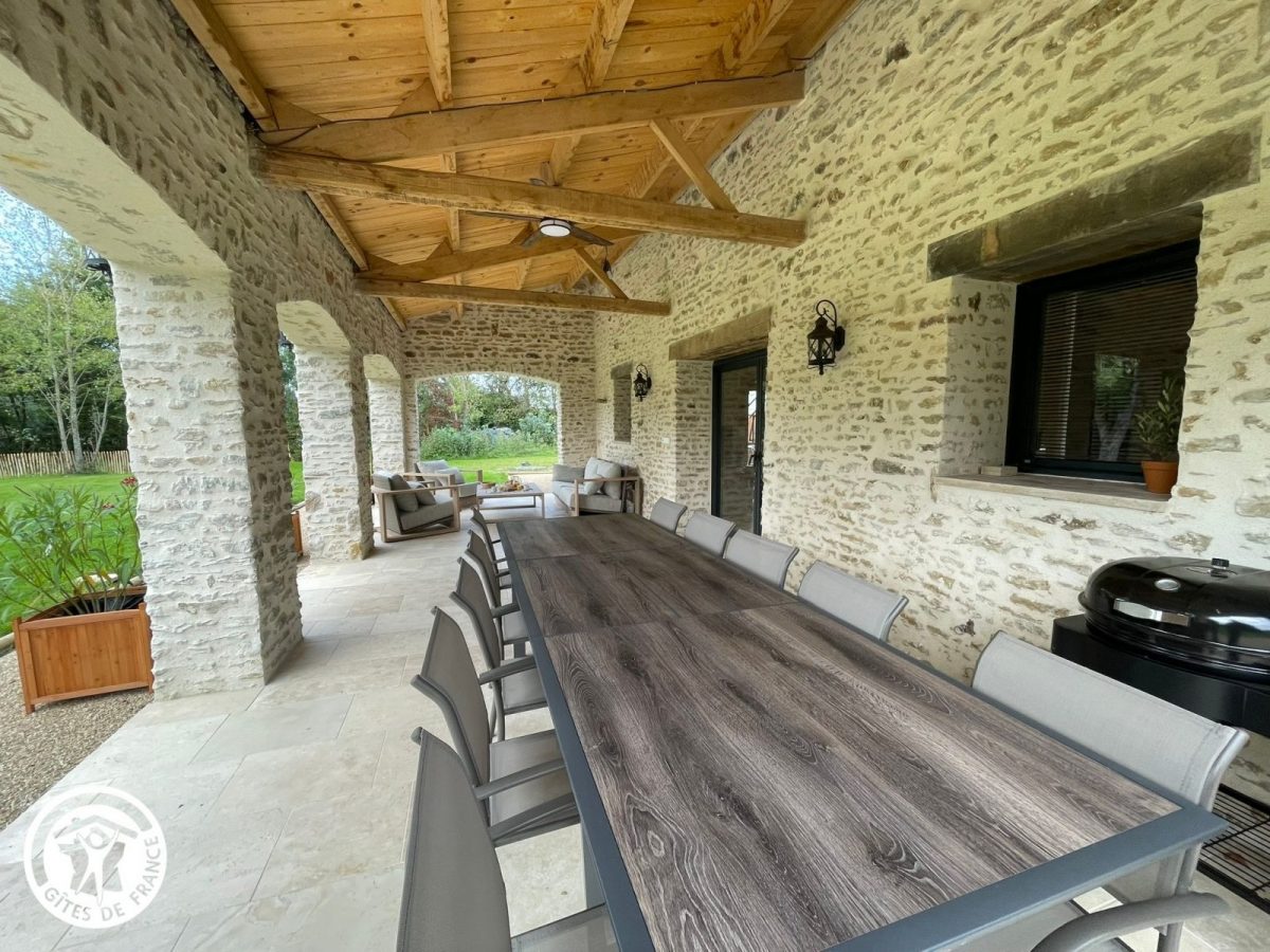 Gîte agréé Gîtes de France en Vendée : Terrasse sous préau_23
