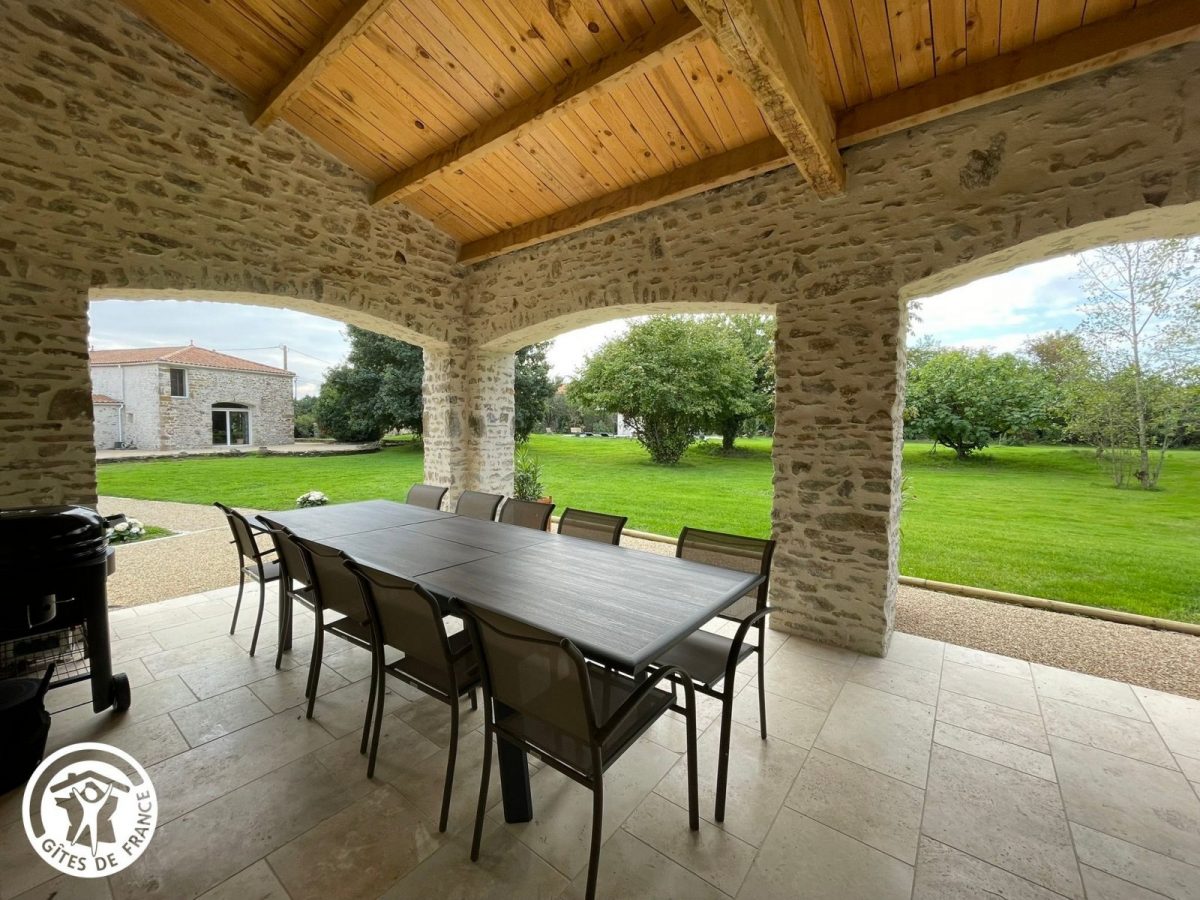 Gîte agréé Gîtes de France en Vendée : Terrasse sous préau_22