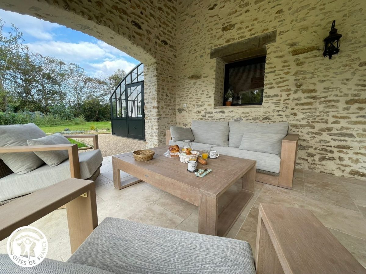 Gîte agréé Gîtes de France en Vendée : Terrasse sous préau_4