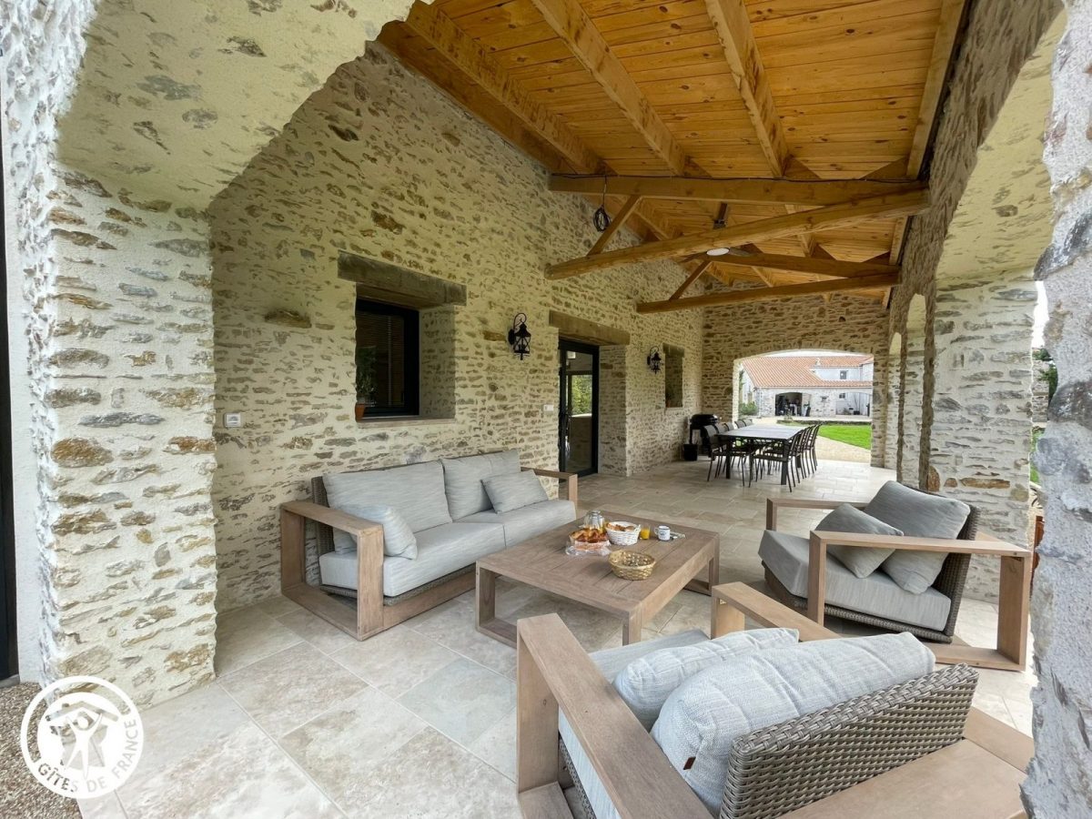 Gîte agréé Gîtes de France en Vendée : Terrasse sous préau_21
