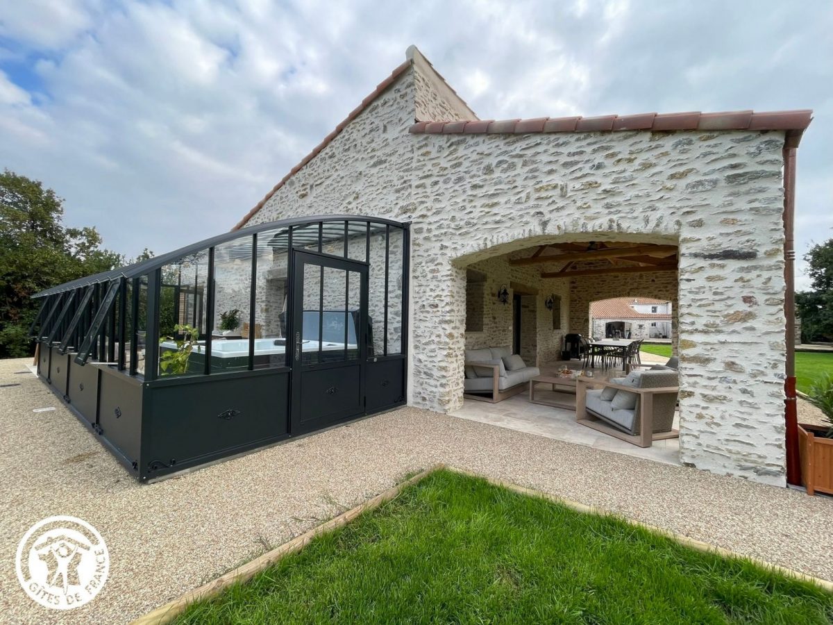 Gîte agréé Gîtes de France en Vendée : Serre et terrasse sous préau_20