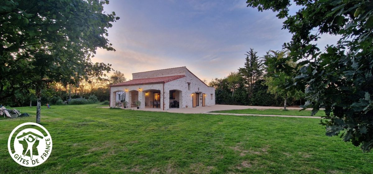 Gîte agréé Gîtes de France en Vendée : Façade et terrain_5