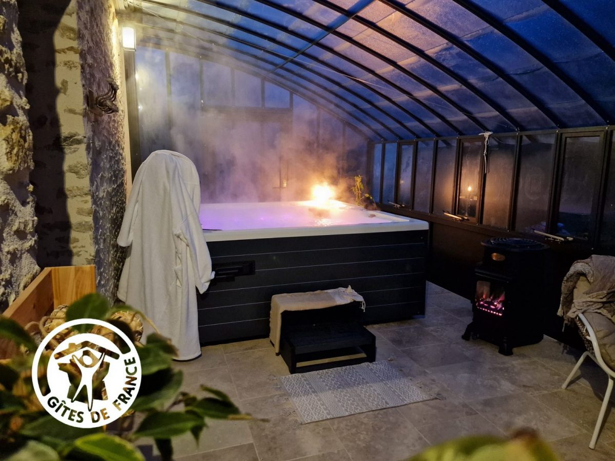 Gîte agréé Gîtes de France en Vendée : Serre chauffée avec spa privatif 5 places_3