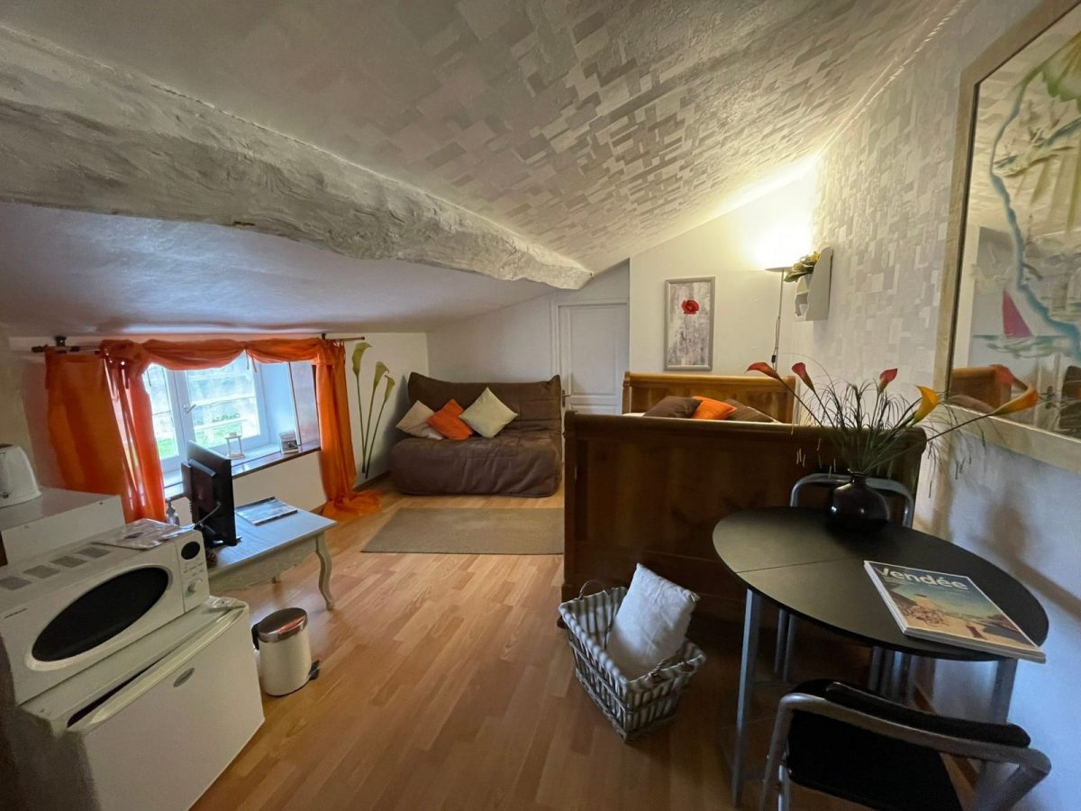 Chambre d’hôtes agréé Gîtes de France en Vendée : Coin salon avec lit d’appoint_30