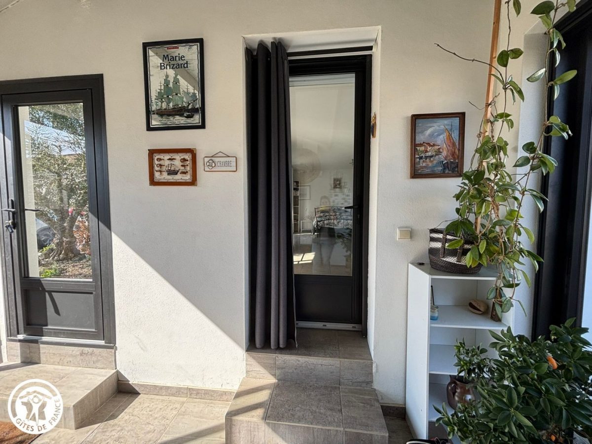 Chambre d&rsquo;hôtes agréée Gîtes de France dans le PNR Marais Poitevin :  Entrée de la chambre par le patio_11