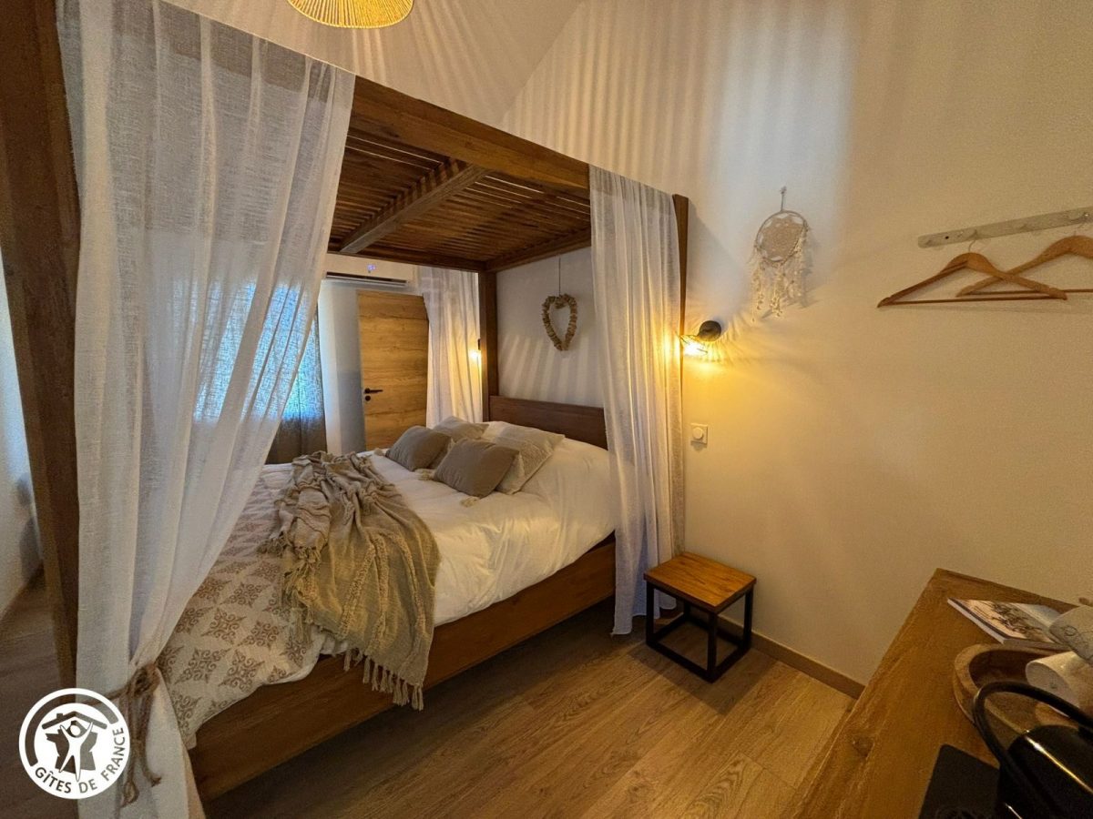 Chambres d&rsquo;hôtes agréées Gîtes de France dans le PNR Marais Poitevin : Chambre La Bohème (1 lit 160)_18