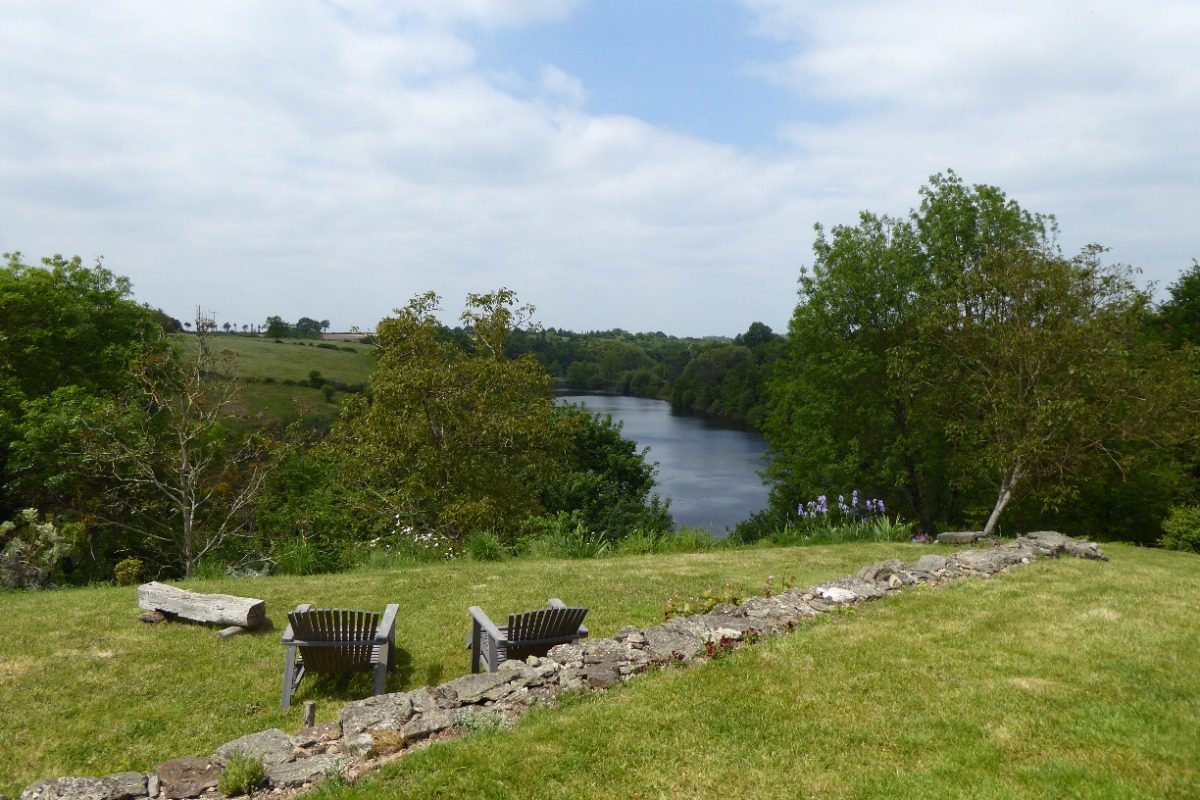 La Métairie de Fond-Guibert – ChatLe lac du Marillet vu du jardin de la Métairie