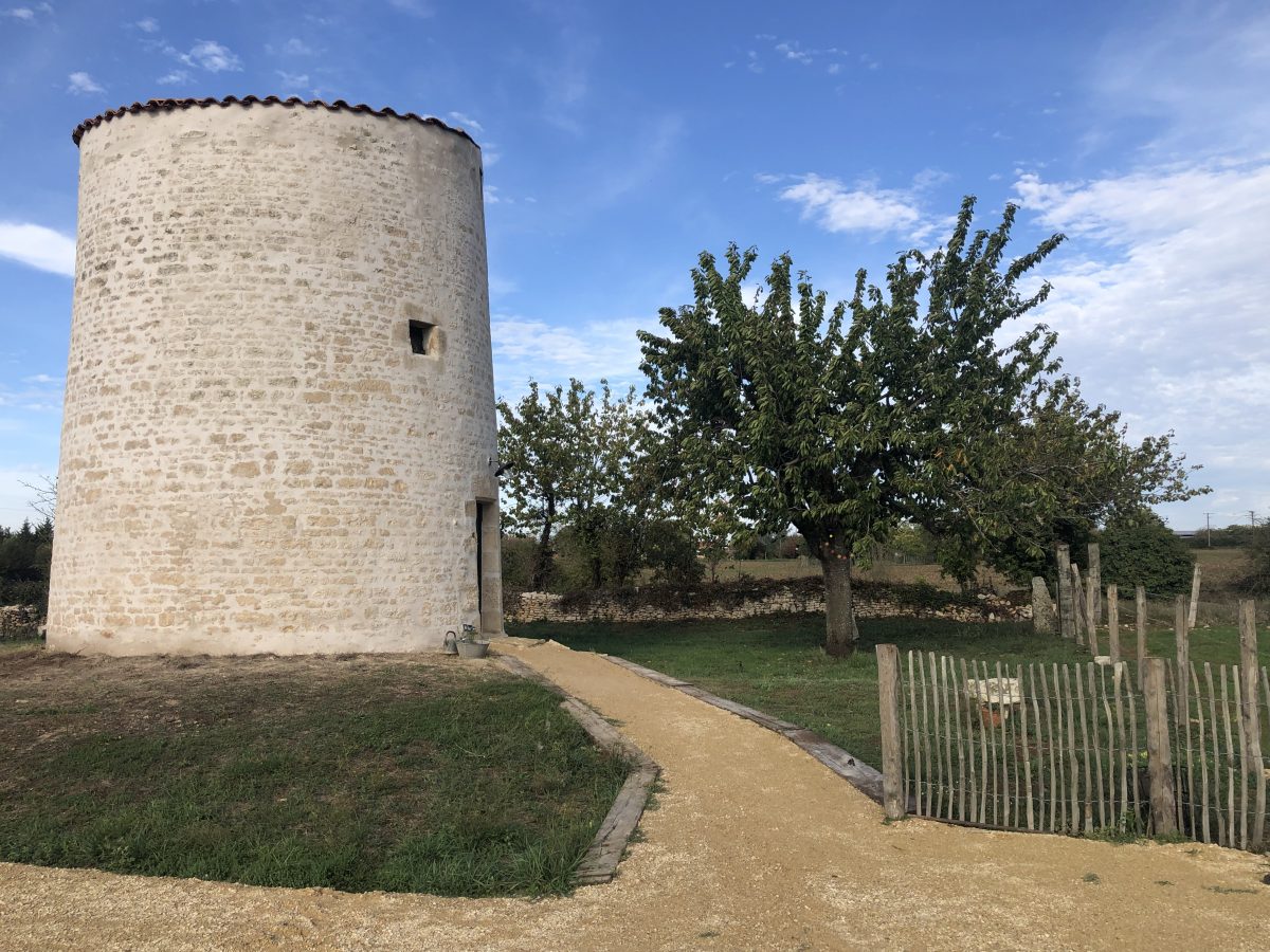 Le moulin avec son parking