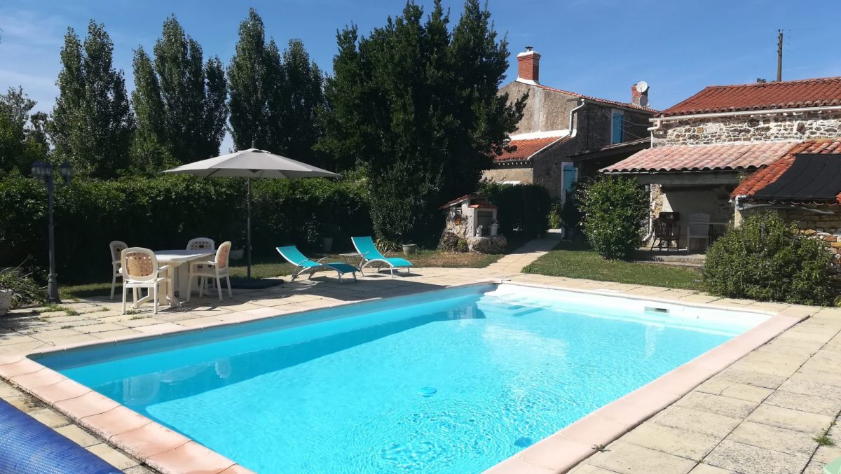 MEUBLÉ LE CHAT BOTTÉ – LA CHAPELLE-THEMER – La Piscine Extérieure