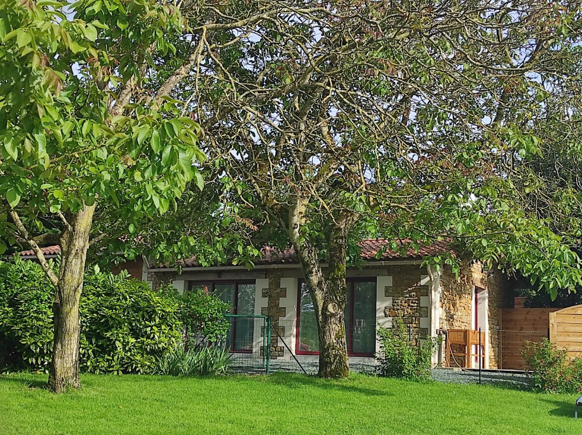 Gîte de l’Orfraie_Saint Juire Champgillon_Vue du jardin