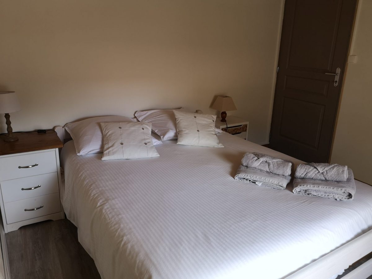 Meublé Les Pierres Dorées_St Juire_Chambre 2, lit double 140