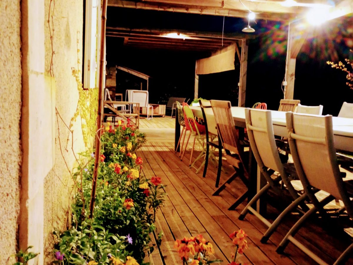 Meublé Le Clos des Hirondelles – La Couture 85320 – Le soir sous la pergola