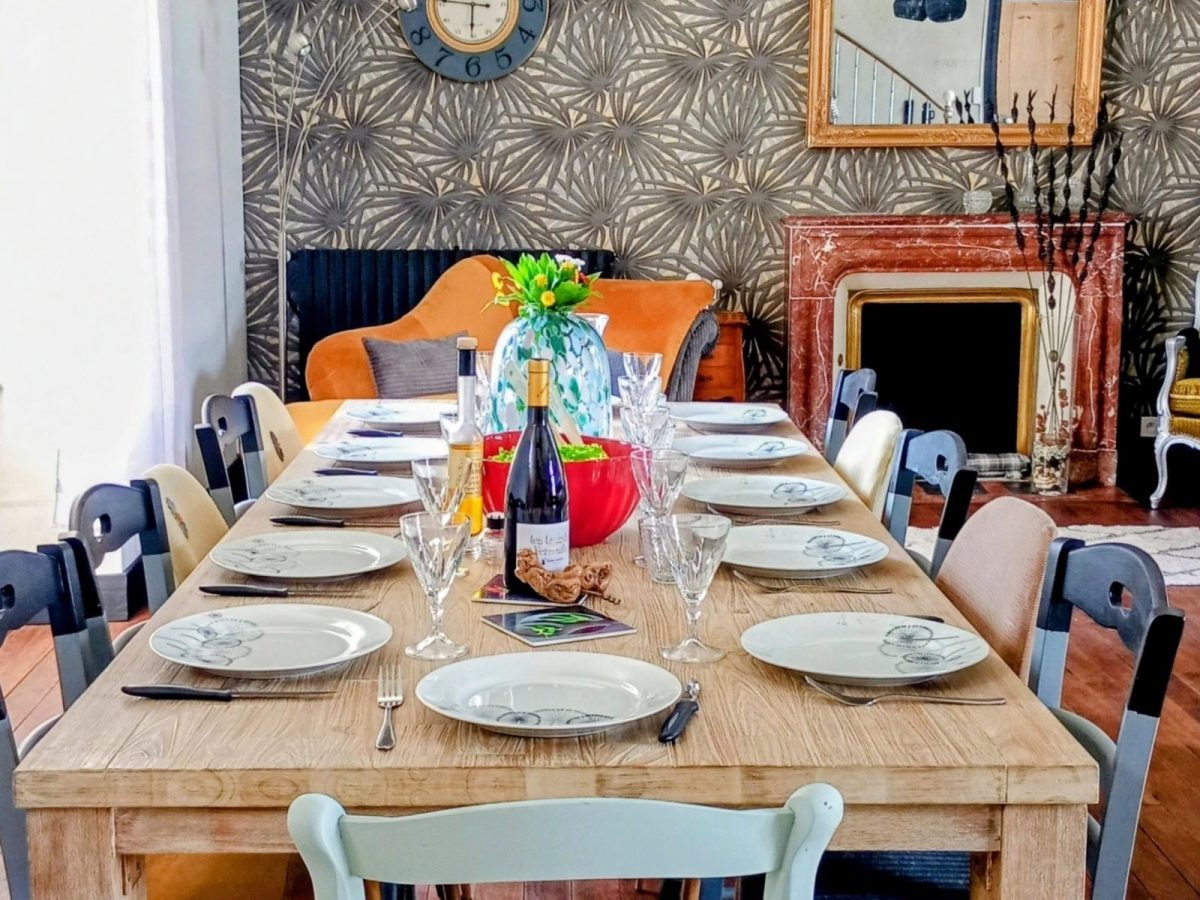 Meublé Le Clos des Hirondelles – La Couture 85320 – La grande table intérieure