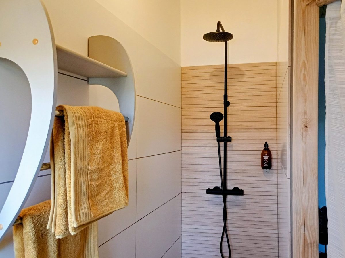 Meublé Le Clos des Hirondelles – La Couture 85320 – La salle d&rsquo;eau bocage