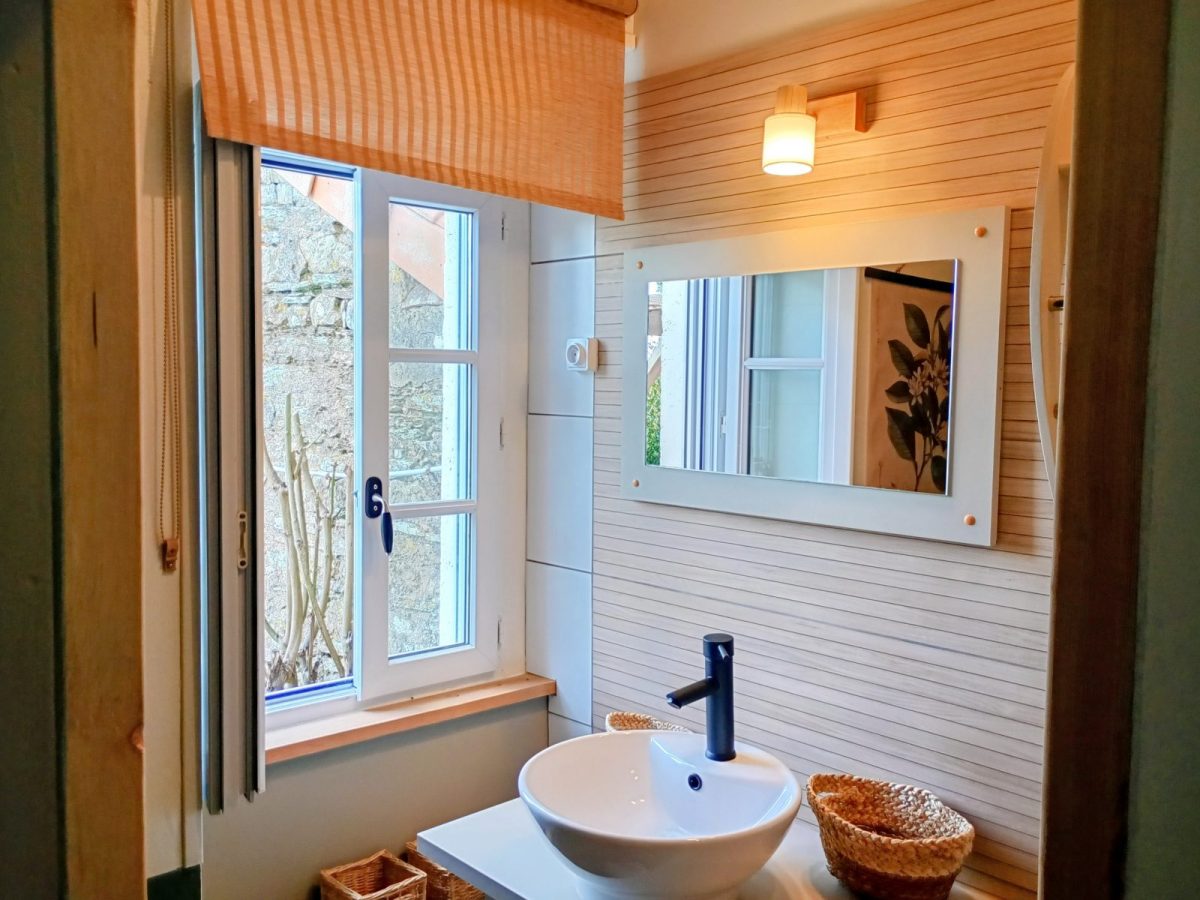 Meublé Le Clos des Hirondelles – La Couture 85320 – La salle d&rsquo;eau bocage