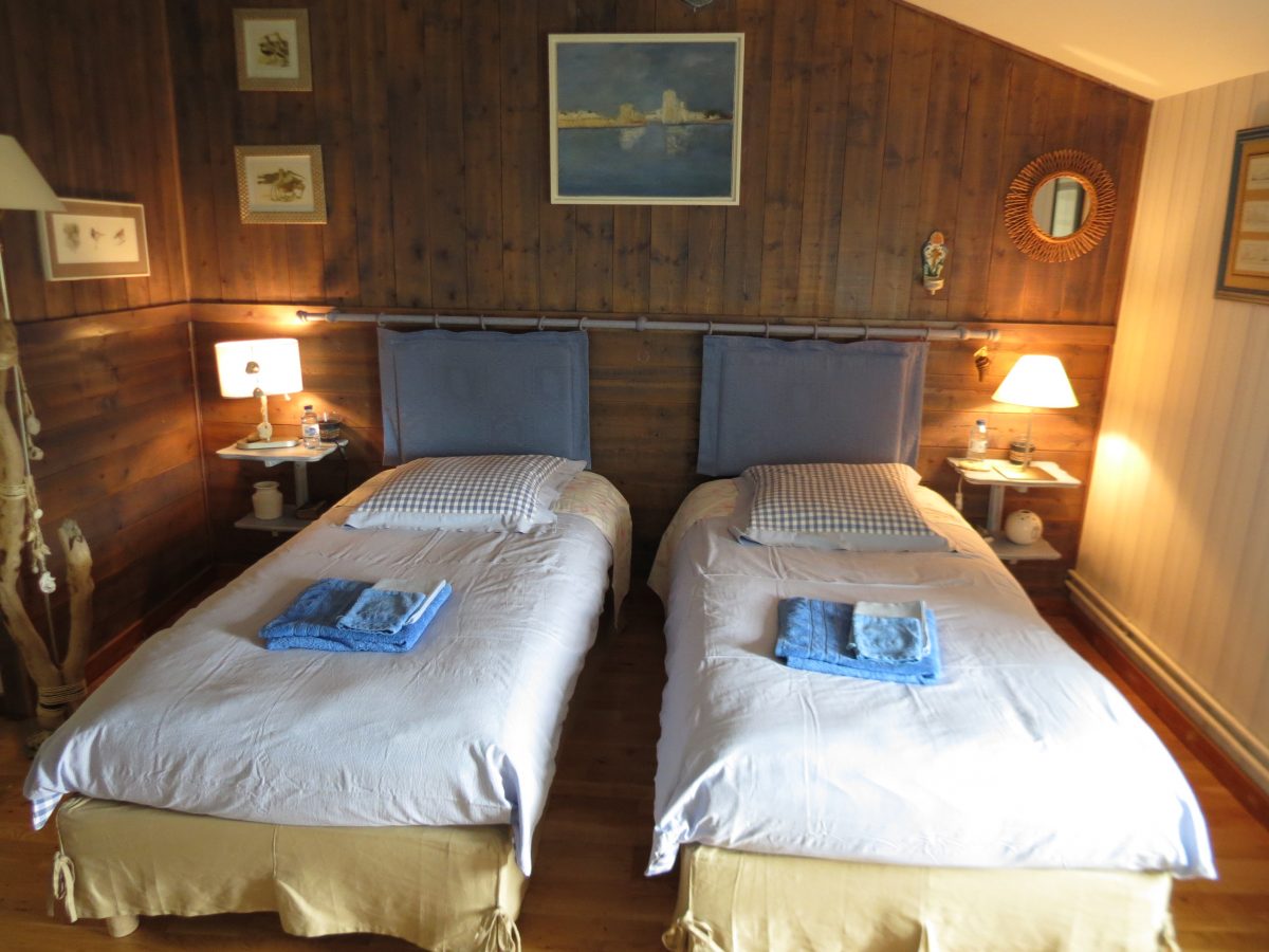 Chambre d&rsquo;hôtes La Claverie_Sainte Rédégonde des Noyers_Chambre bleue