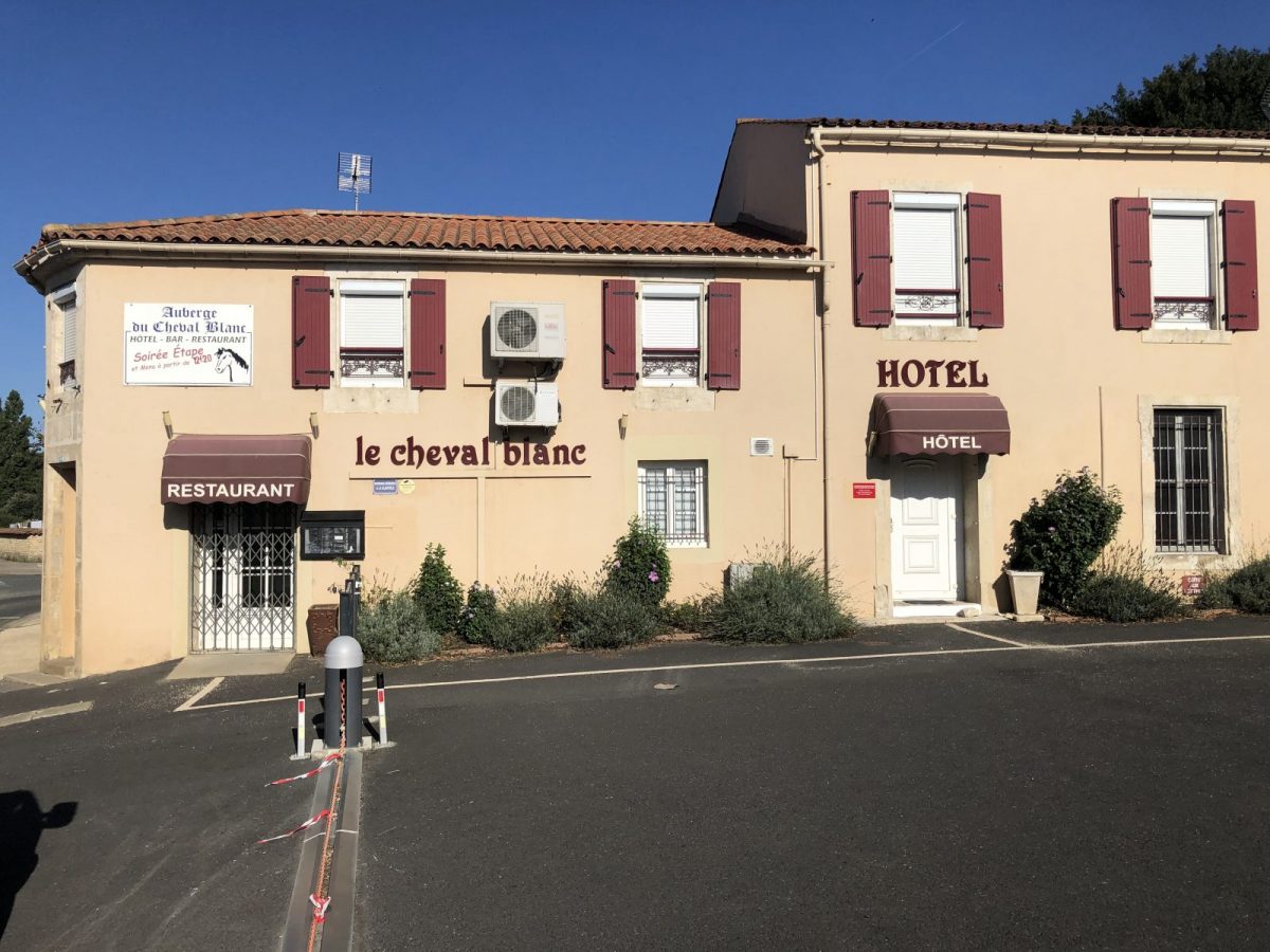 restaurant-auberge-cheval-blanc-nalliers-entrée-hotel