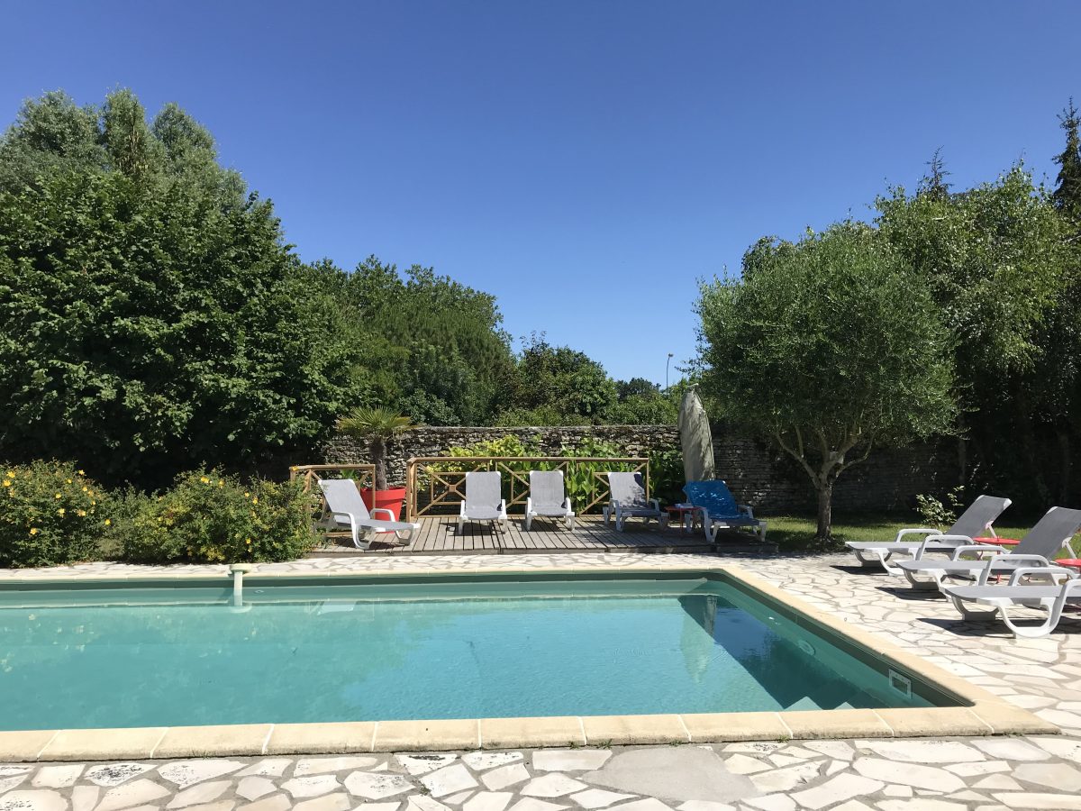 Gîte Le Clos des Marais_Champagné les Marais_Vue piscine (3)