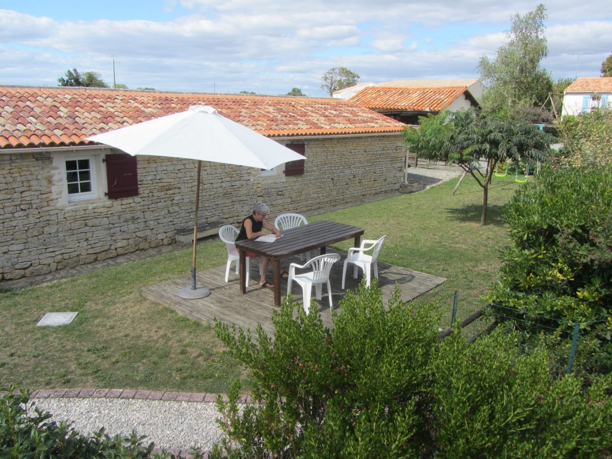 Terrasse MEUBLÉ LE GÎTE DU CÔTEAU – CHAILLE-LES-MARAIS Le Sablea