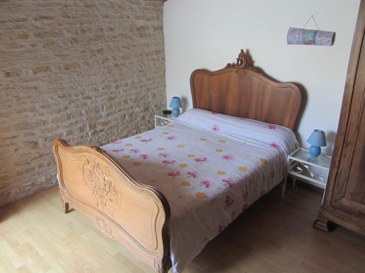 Chambre  MEUBLÉ LE GÎTE DU CÔTEAU – CHAILLE-LES-MARAIS Le Sablea