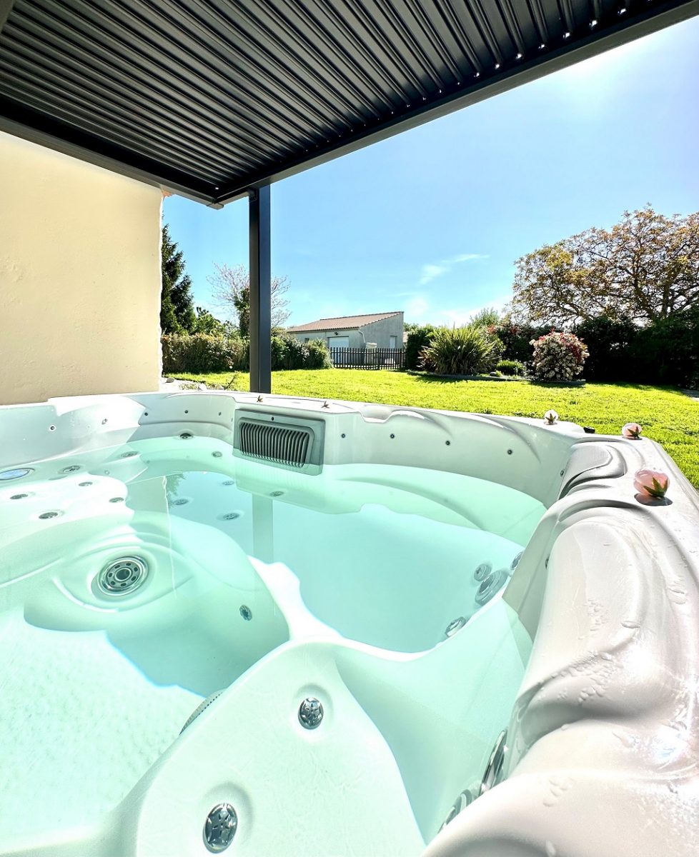 L’Echappée Vendéenne_St Aubin la Plaine_Jacuzzi vue jardin