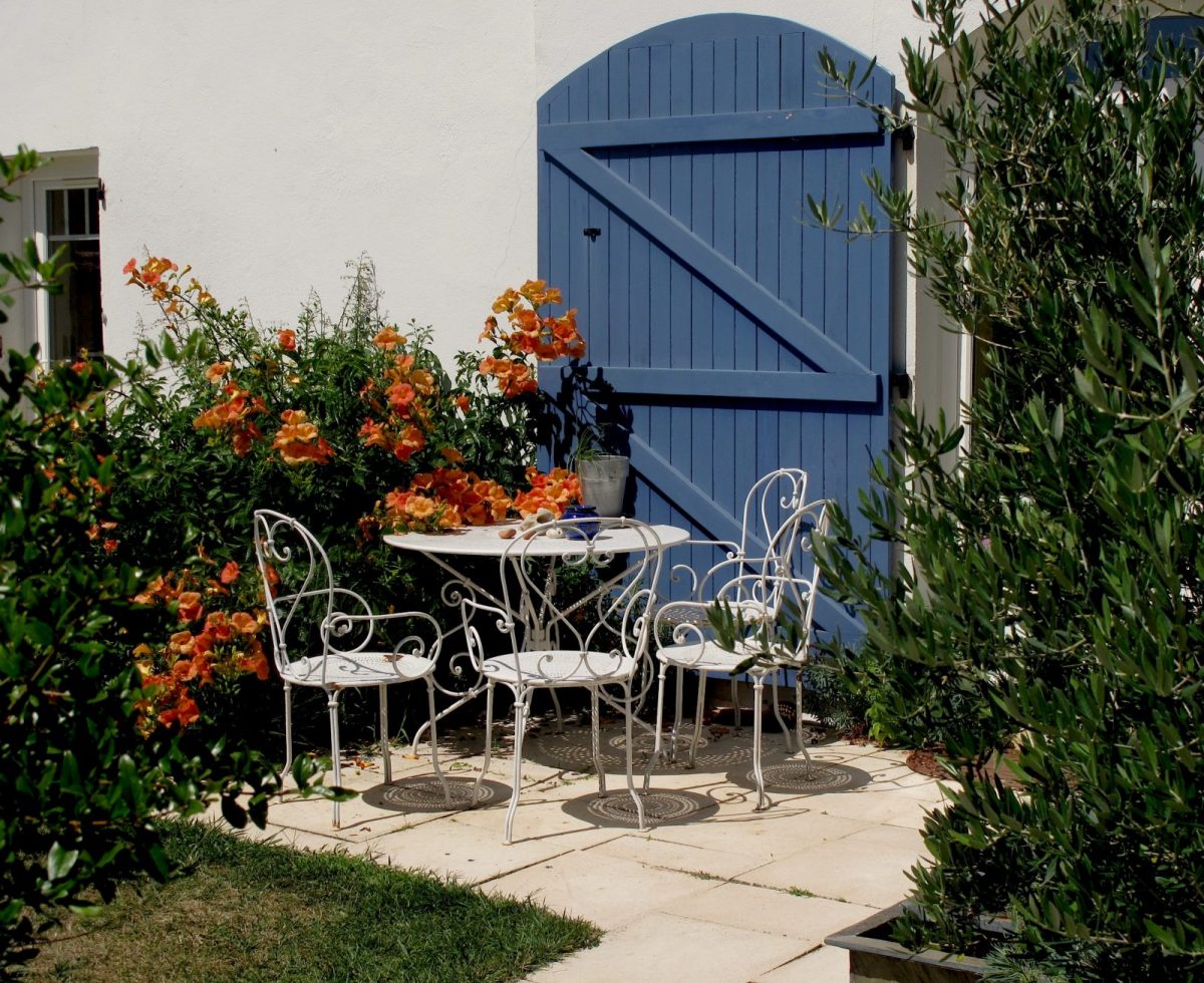 Chambre d’hôtes La Claverie_Sainte Rédégonde des Noyers_Salon de jardin