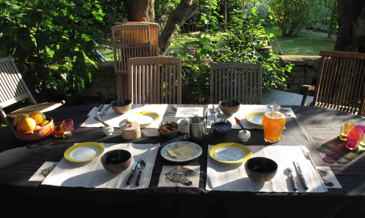 Chambre d’hôtes La Claverie_Sainte Rédégonde des Noyers_Petit déjeuner au jardin