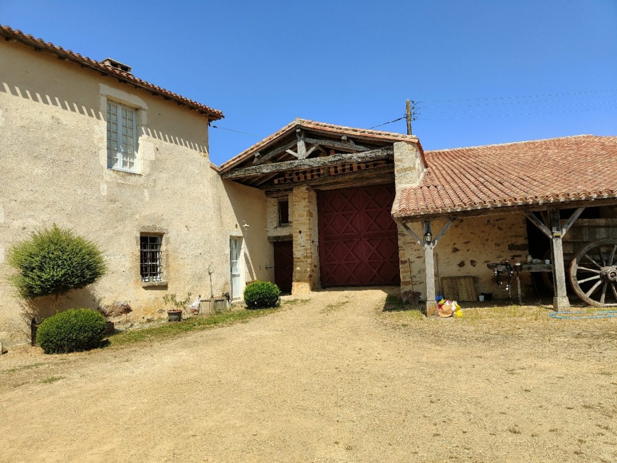 Logie de la Touche, la Réorthe cour intérieure vue sur porche d’entrée