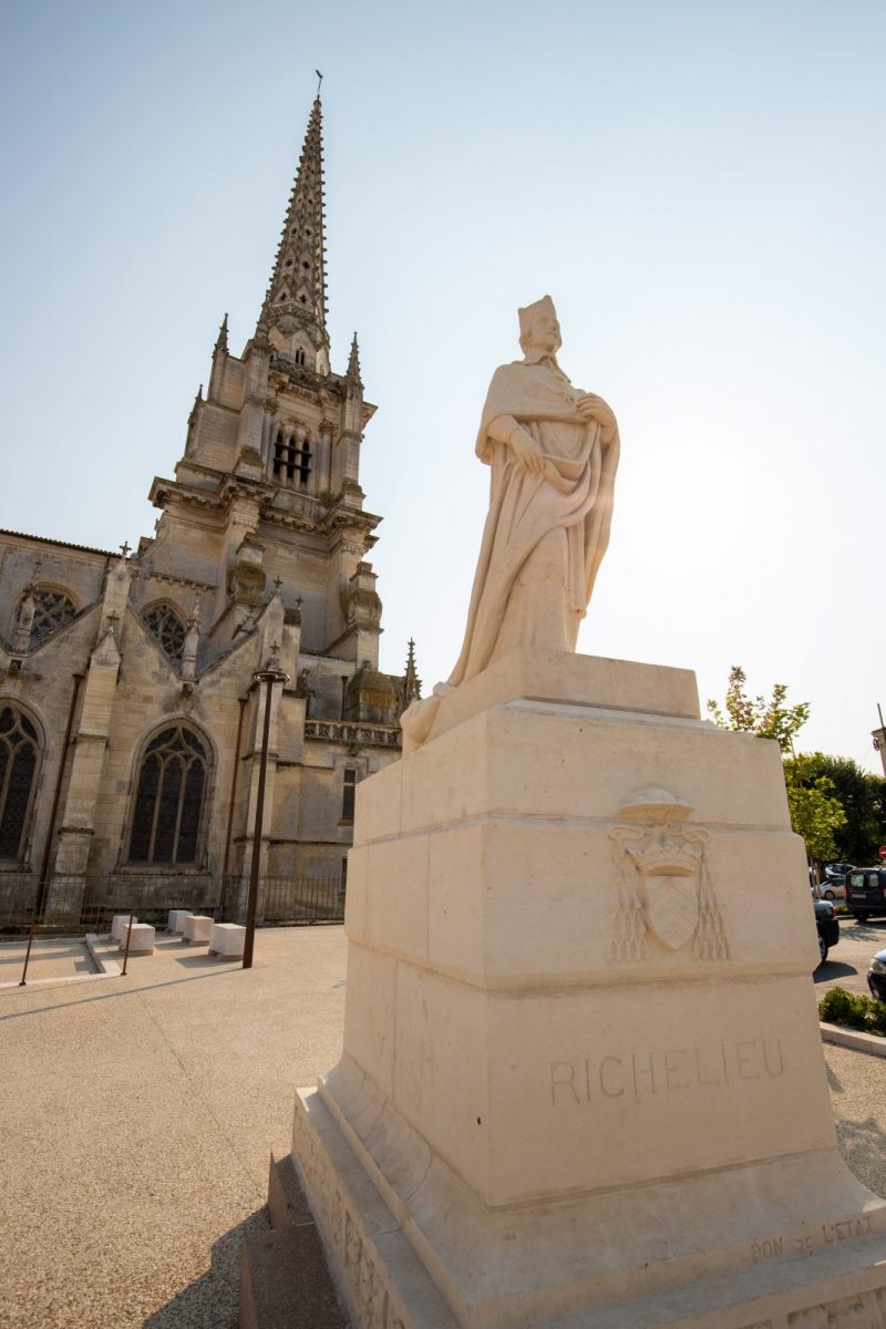 Place du commerce-Luçon-statue richelieu et cathédrale