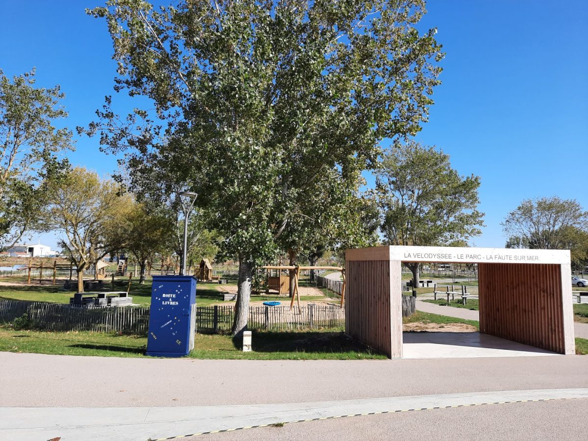 AIRE D’ARRÊT VÉLO – PLACE PACAUD – L’AIGUILLON-LA-PRESQU’ILE – VUE D’ENSEMBLE