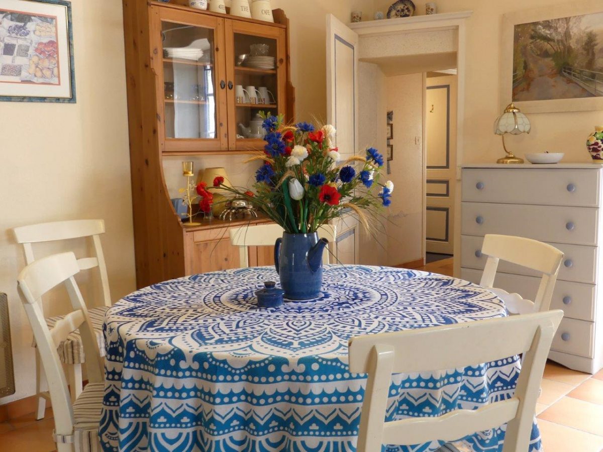 LE COTTAGE BLEU-Lairoux-Dining Area