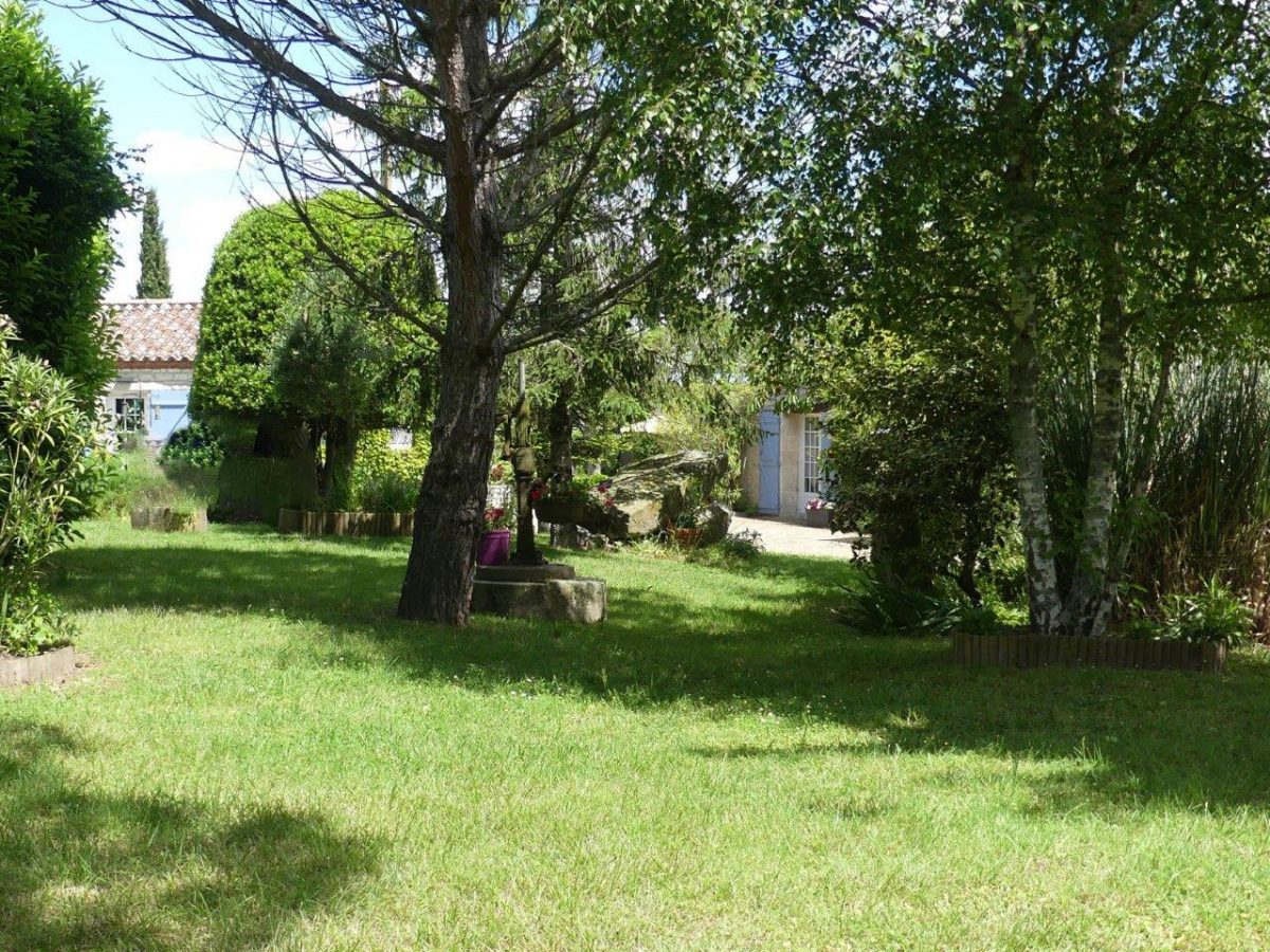 LE COTTAGE BLEU-Lairoux-Garden View