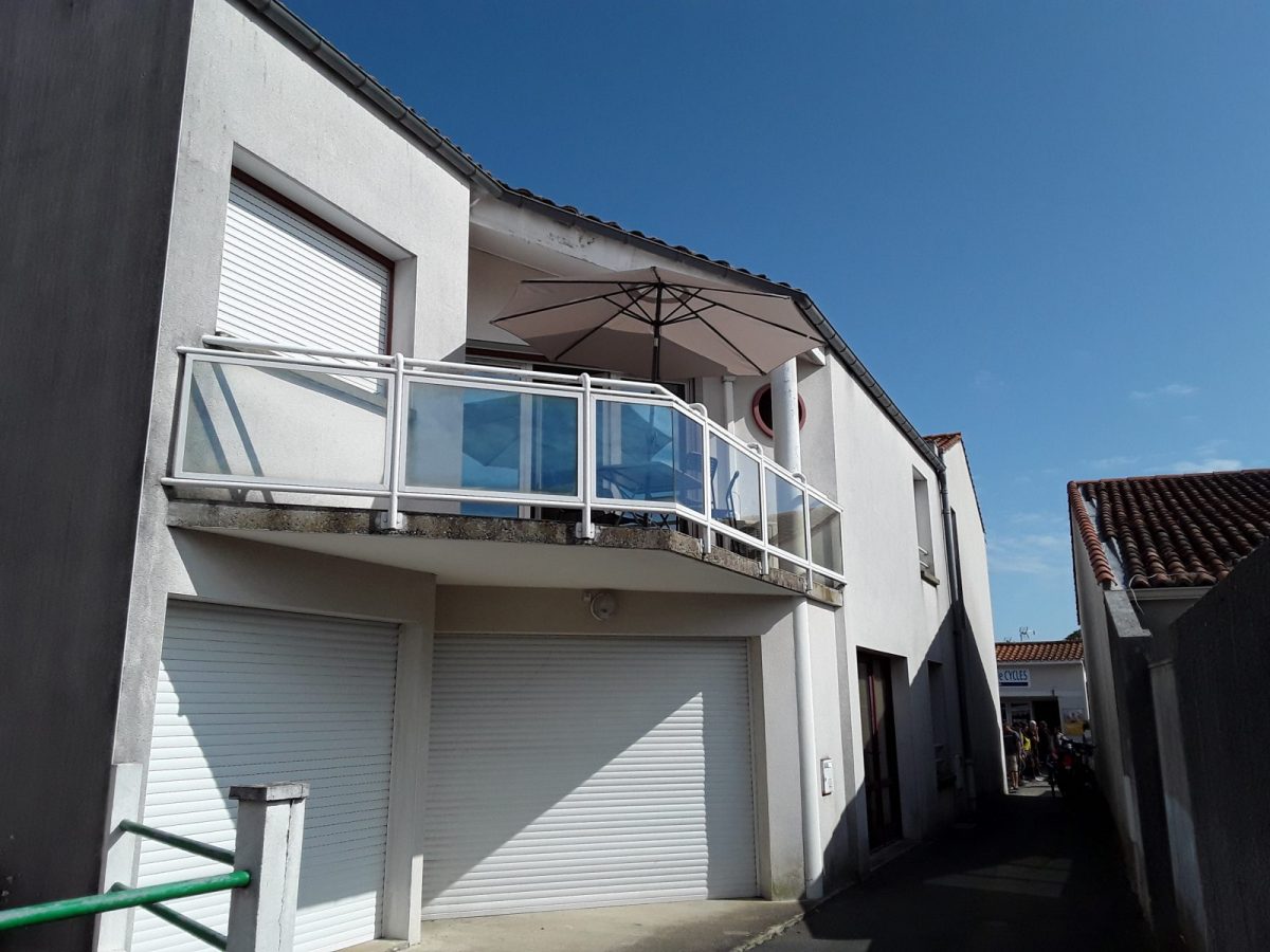 Les-Chardons-L-Aiguillon-sur-Mer-1-Maison-et-terrasse