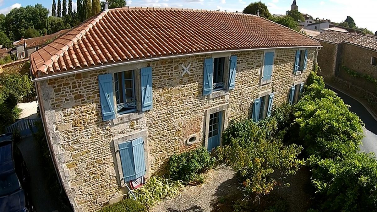 CHAMBRES D’HÔTES AU CLAIR DU SOLEIL – SAINT-JUIRE-CHAMPGILLON La maison