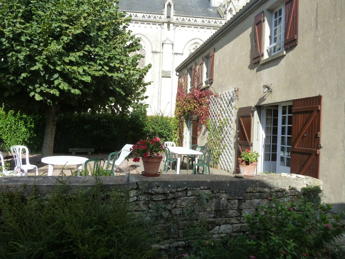 Meublé La Ribardière_Saint Michel en L’Herm_Cour et salon de jardin