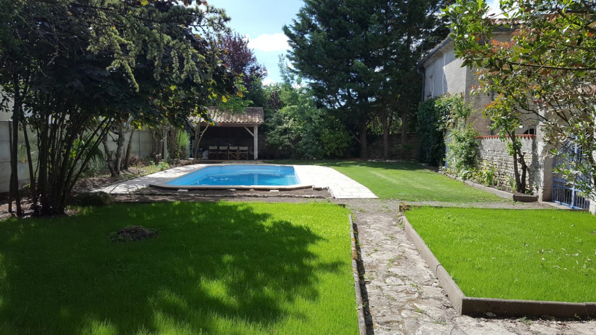 Chambre d’Hôtes La Closeraie-Champagné les Marais_Espace piscine