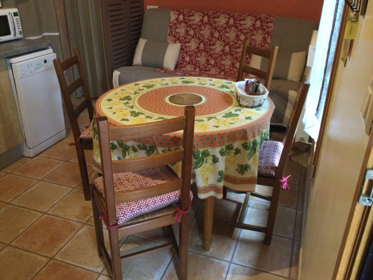 Meublé Les Iris_Nalliers_Table extensible et 4 chaises