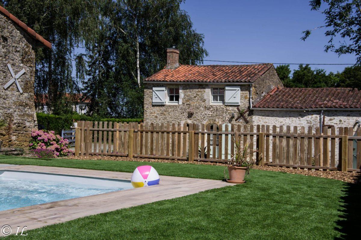 Meublé Les Pierres Dorées_St Juire_Vue du gîte de la piscine