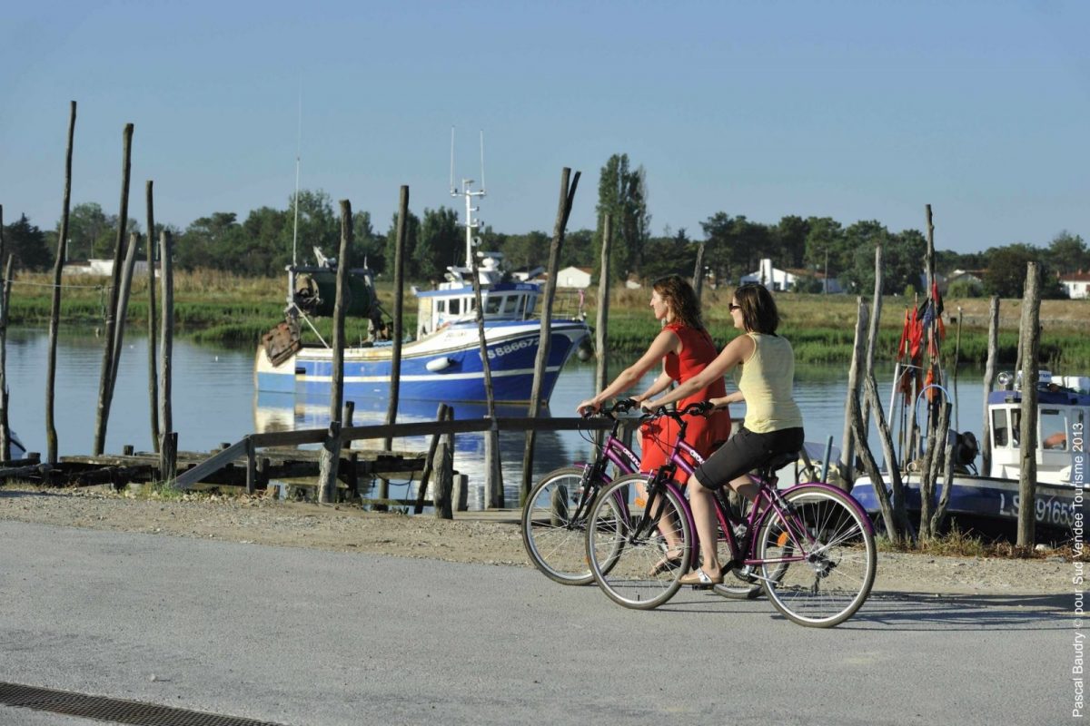 Velo_sur_le_port_de_lAiguillon_sur_Mer
