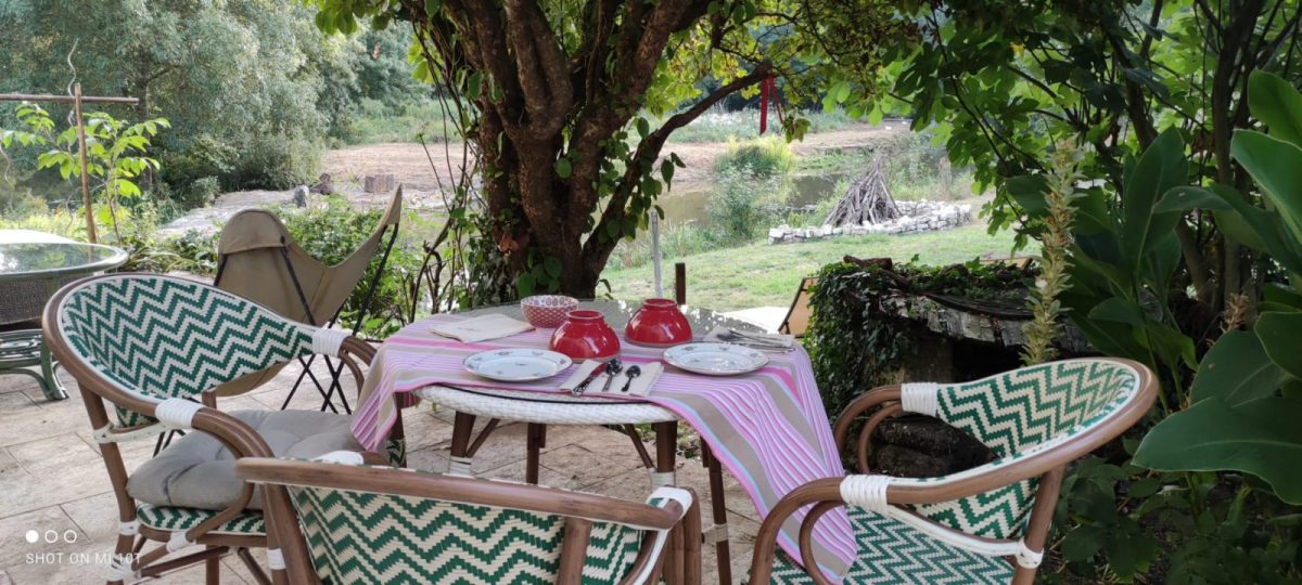 Chambre d&rsquo;Hôtes Piece of Pai_Saint Jean d&rsquo;Hermine_Petit déjeuner en terrasse