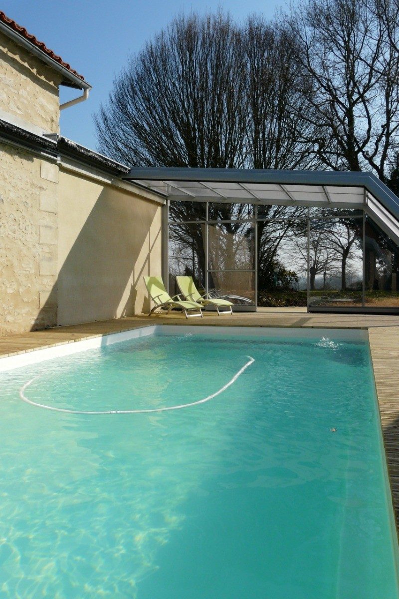 219910 – piscine couverte avec un abri télescopique