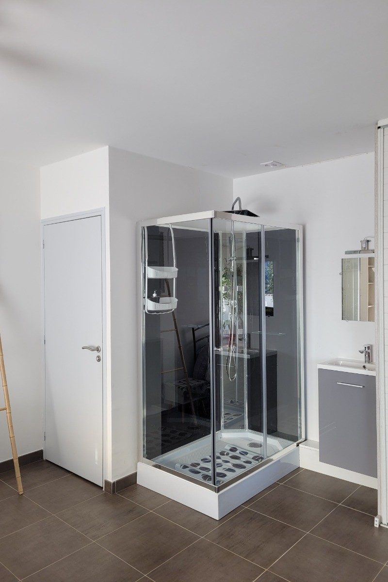 343752 – douche et lavabo