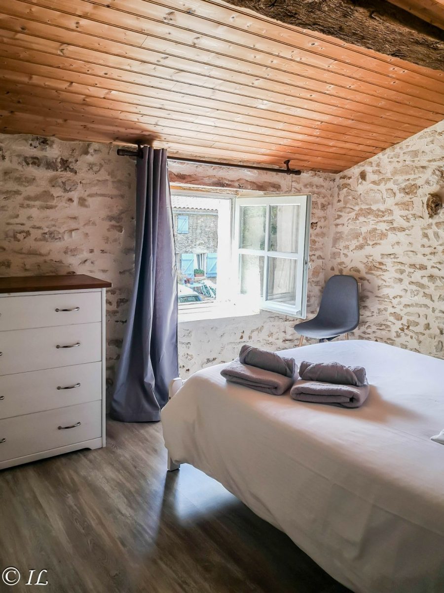 Meublé Les Pierres Dorées_St Juire_Chambre 2, lit double 140 (2)
